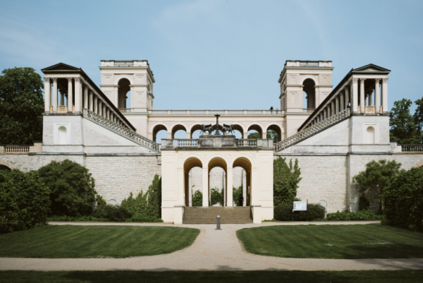 Villa dengan pintu masuk bertiang tinggi seperti kastil